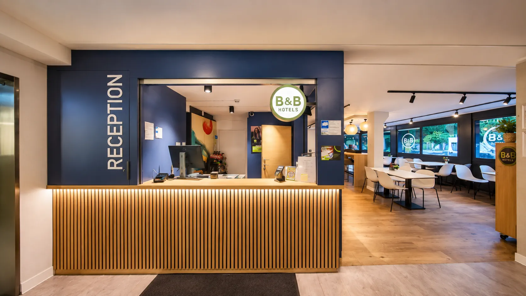 Rezeption im B&B HOTEL Dortmund-West in Dortmund-Lütgendortmund